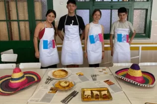 Alumnes de 3r ESO-TQE presentant el seu menú en el concurs Masterchef, producte final del projecte educatiu "Oído Cocina"