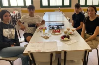 Alumnes de 3r ESO-TQE presentant el seu menú en el concurs Masterchef, producte final del projecte educatiu "Oído Cocina"