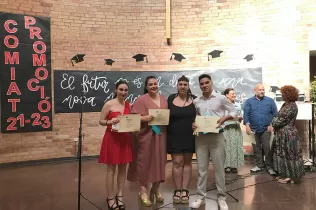 Entrega de diplomes a la graduació de Grau Mitjà