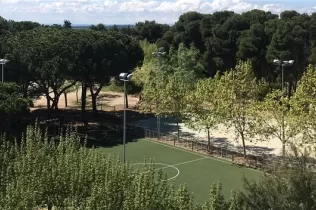 Camp de gespa al pati de Jesuïtes Lleida Col·legi Claver, enmig de la natura