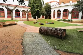 Vista de l'aula exterior i jardinet al claustre de les aules de MOPI (infantil) de Jesuïtes Lleida Col·legi Claver