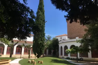 Vista de l'aula exterior i jardinet al claustre de les aules de MOPI (infantil) de Jesuïtes Lleida Col·legi Claver