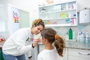 La infermera de Jesuïtes Educació Col·legi Claver atenent una alumna a la infermeria de l'escola