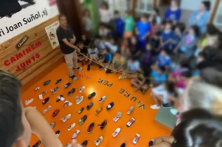 Inauguració de la producció feta per l'alumnat de la PIN 4 i inspirada en l'obra de l'artista japonesa Chiharu Shiota