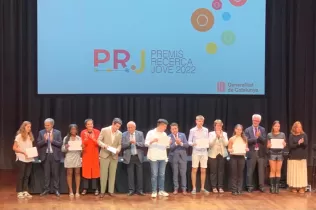 La Carme Pifarré i altres guardonats recollint el seu guardó als Premis de Recerca Jove de la Generalitat