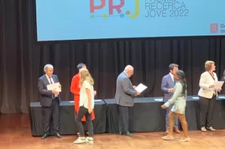 La Carme Pifarré recollint el seu guardó als Premis de Recerca Jove de la Generalitat