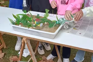 Experiment sobre un dels quatre desastres naturals (floods, earthquakes, tsunamis and volcanos) que ha treballat l'alumnat de 5è de primària NEI en el marc del projecte "Salvemos la Tierra"