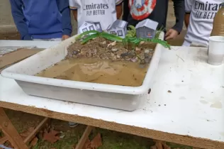 Experiment sobre un dels quatre desastres naturals (floods, earthquakes, tsunamis and volcanos) que ha treballat l'alumnat de 5è de primària NEI en el marc del projecte "Salvemos la Tierra"