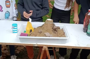 Experiment sobre un dels quatre desastres naturals (floods, earthquakes, tsunamis and volcanos) que ha treballat l'alumnat de 5è de primària NEI en el marc del projecte "Salvemos la Tierra"