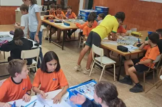 Alumnes de la NEI, de 6è primària i de 2n ESO, treballant col·laborativament per construir una caravel·la amb Lego Education