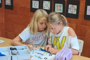 Alumnes de la NEI, de 6è primària, treballant en equip per construir una caravel·la amb Lego Education