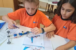 Alumnes de la NEI, de 6è primària, treballant en equip per construir una caravel·la amb Lego Education