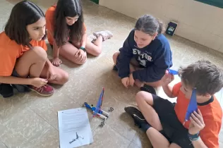 Alumnes de la NEI, de 6è primària, treballant en equip per construir una caravel·la amb Lego Education