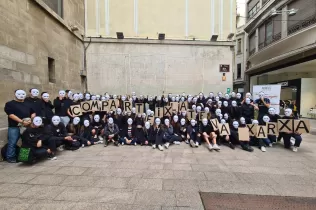 Alumnes de 4t ESO-TQE a la Plaça de la Paeria de Lleida durant la seva participació al Happening d'Arrels Sant Ignasi, acte reivindicatiu de la Campanya de les Persones en Situació Sense Llar