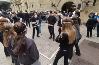 Alumnes de 4t ESO-TQE a la Plaça de la Paeria de Lleida durant la seva participació al Happening d'Arrels Sant Ignasi, acte reivindicatiu de la Campanya de les Persones en Situació Sense Llar