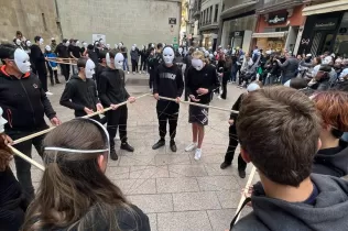 Alumnes de 4t ESO-TQE a la Plaça de la Paeria de Lleida durant la seva participació al Happening d'Arrels Sant Ignasi, acte reivindicatiu de la Campanya de les Persones en Situació Sense Llar