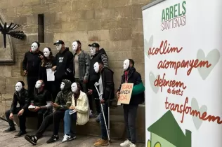 Alumnes de 4t ESO-TQE a la Plaça de la Paeria de Lleida durant la seva participació al Happening d'Arrels Sant Ignasi, acte reivindicatiu de la Campanya de les Persones en Situació Sense Llar