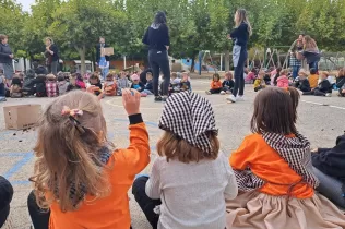 Alumnes de MOPI I4 menjant castanyes al pati de l'escola