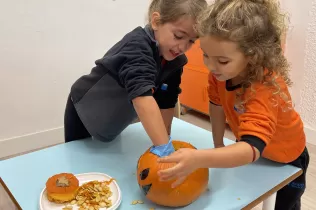 Alumnes de MOPI I4 fent panellets