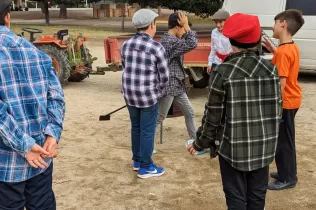 Alumnes de 6è preparant les castanyes pels seus companys i companyes