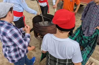 Alumnes de 6è coient les castanyes pels seus companys i companyes