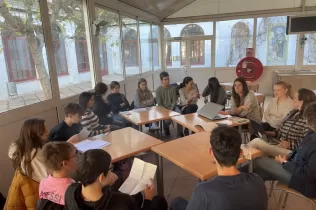 Reunió de representants d'alumnes de 3r i 4t ESO-TQE amb Endermar, la gerent de l'escola i els representants de l'Espai Migdia al menjador de Batxillerat del Claver