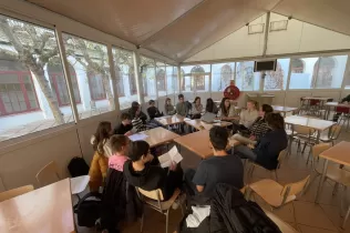 Reunió de representants d'alumnes de 3r i 4t ESO-TQE amb Endermar, la gerent de l'escola i els representants de l'Espai Migdia al menjador de Batxillerat del Claver