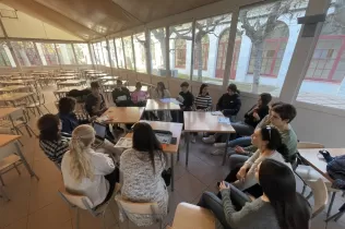 Reunió de representants d'alumnes de 3r i 4t ESO-TQE amb Endermar, la gerent de l'escola i els representants de l'Espai Migdia al menjador de Batxillerat del Claver