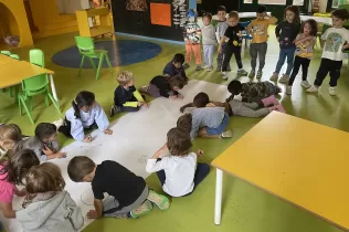 Alumnes de MOPI I4 pintant col·laborativament un quadre inspirats en l'obra "Joc de Nens" de Pieter Brueghel