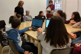 Alumnes de 6è de Primària NEI amb àvies de Centre Geriàtric Lleida fent una postal de Nadal amb IA per al Concurs ACRA de postals de Nadal 2023