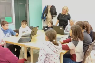 Alumnes de 6è de Primària NEI amb àvies de Centre Geriàtric Lleida fent una postal de Nadal amb IA per al Concurs ACRA de postals de Nadal 2023