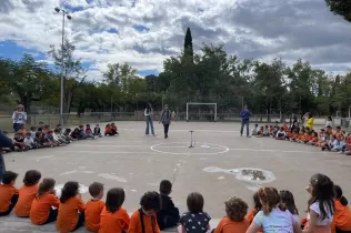 Alumnes de PIN 3 i MOPI I5, al pati de l'escola, preparats per fer volar un coet 