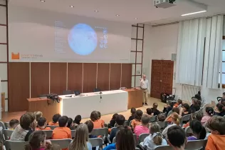 Àlex Riu, pare de l'escola i exalumne i familiar de Joan Oró, fent una xerrada al Caver per als alumnes de la PIN 3 en el marc de l'Any Oró i com a tancament del projecte de curs "Una Finestra al Cel"