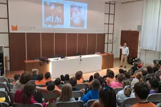 Àlex Riu, pare de l'escola i exalumne i familiar de Joan Oró, fent una xerrada al Caver per als alumnes de la PIN 3 en el marc de l'Any Oró i com a tancament del projecte de curs "Una Finestra al Cel"