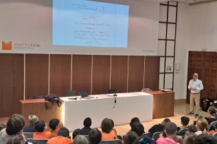 Àlex Riu, pare de l'escola i exalumne i familiar de Joan Oró, fent una xerrada al Caver per als alumnes de la PIN 3 en el marc de l'Any Oró i com a tancament del projecte de curs "Una Finestra al Cel"