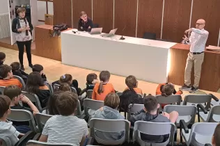 Àlex Riu, pare de l'escola i exalumne i familiar de Joan Oró, fent una xerrada al Caver per als alumnes de la PIN 3 en el marc de l'Any Oró i com a tancament del projecte de curs "Una Finestra al Cel"