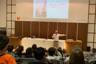 Àlex Riu, pare de l'escola i exalumne i familiar de Joan Oró, fent una xerrada al Caver per als alumnes de la PIN 3 en el marc de l'Any Oró i com a tancament del projecte de curs "Una Finestra al Cel"