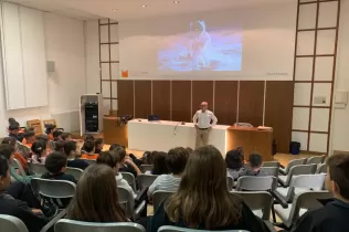 Àlex Riu, pare de l'escola i exalumne i familiar de Joan Oró, fent una xerrada al Caver per als alumnes de la PIN 3 en el marc de l'Any Oró i com a tancament del projecte de curs "Una Finestra al Cel"