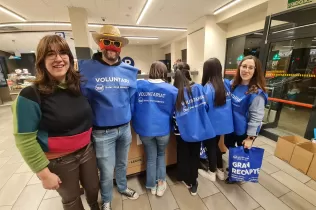 Alumnes de 3r ESO-TQE al supermercat Bonpreu de Lleida participant de l'acció de voluntariat del Gran Recapte d'Aliments 2023, acompanyats per educadores de l'escola i amb el Sr. Postu.