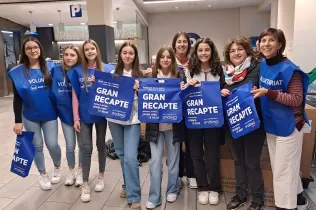 Alumnes de 3r ESO-TQE al supermercat Bonpreu de Lleida participant de l'acció de voluntariat del Gran Recapte d'Aliments 2023, acompanyats per educadores de l'escola.