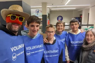 Alumnes de 3r ESO-TQE al supermercat Bonpreu de Lleida participant de l'acció de voluntariat del Gran Recapte d'Aliments 2023, acompanyats per educadores de l'escola i amb el Sr. Postu.