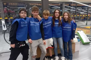 Alumnes de 3r ESO-TQE al supermercat Bonpreu de Lleida participant de l'acció de voluntariat del Gran Recapte d'Aliments 2023.