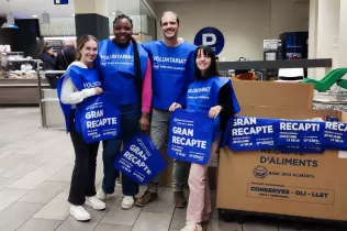 Alumnes de 3r ESO-TQE del Claver acompanyats d'un educador de l'escola, al supermercat Bonpreu de Lleida participant de l'acció de voluntariat del Gran Recapte d'Aliments 2023