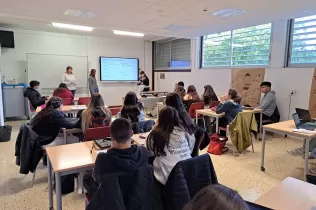 Alumnes Cures Auxiliars d'Infermeria divulgant la Marató de TV3 a la resta de companys/es