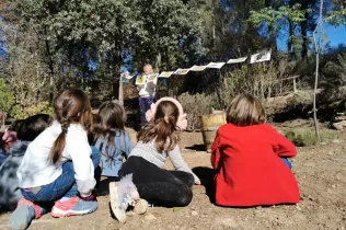 Alumnes de 1r de primària en una sessió de bosc del projecte Claver Ntura al bosc de l'escola