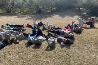 Alumnes de 1r de primària en una sessió de bosc del projecte Claver Ntura al bosc de l'escola