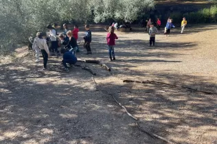 Alumnes de 1r de primària en una sessió de bosc del projecte Claver Ntura al bosc de l'escola