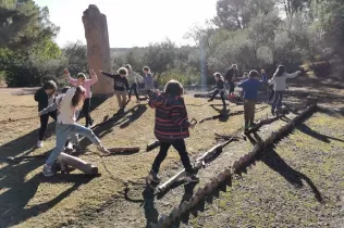 Alumnes de 1r de primària en una sessió de bosc del projecte Claver Ntura al bosc de l'escola