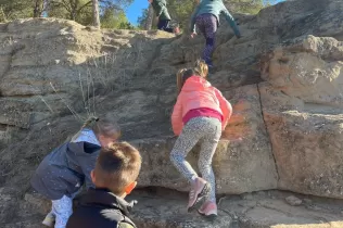 Alumnes de 1r de primària en una sessió de bosc del projecte Claver Ntura al bosc de l'escola