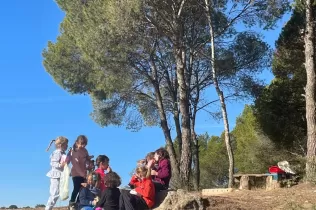 Alumnes de 1r de primària en una sessió de bosc del projecte Claver Ntura al bosc de l'escola